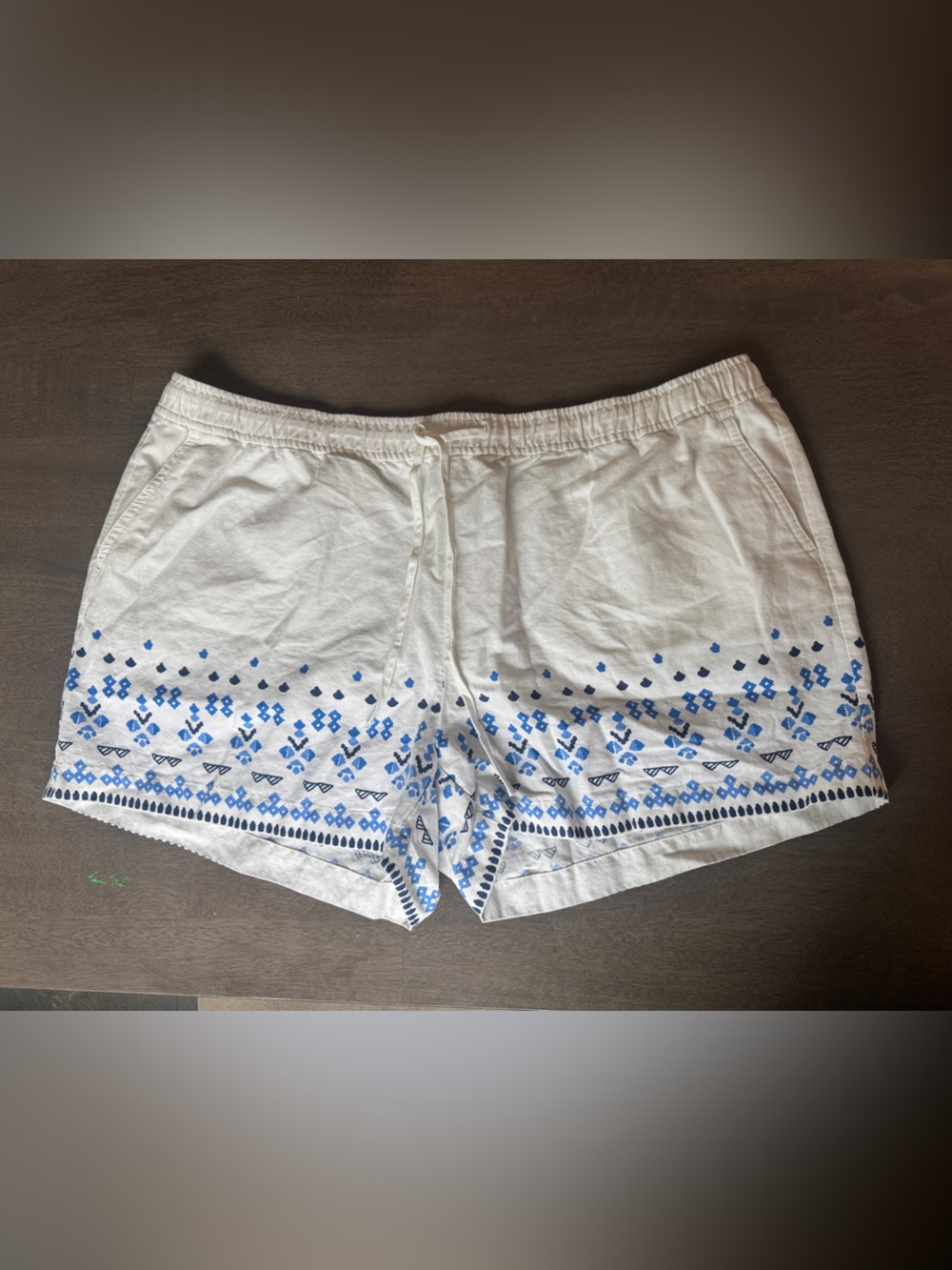 Vineyard Vines White Cotton Shorts with Blue Embroidered Hem